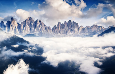 Włoskie dolomity w chmurach - obrazy, fototapety, plakaty