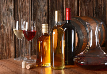 Fototapeta na wymiar bottiglie di vini e liquori con bicchieri e decanter