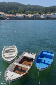 Barcas amarradas en Corcubi&oacute;n (La Coru&ntilde;a, Espa&ntilde;a).
