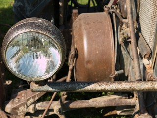 Fototapeta na wymiar Scheinwerfer eines alten Traktors