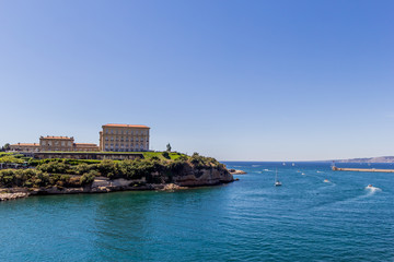 Palais des congrès du Pharo et entrée du vieux port de Marseille