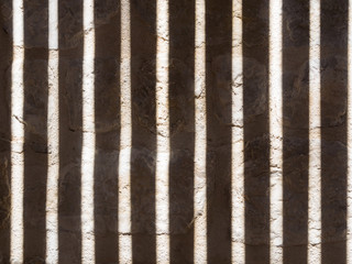 Schattenwurf in Form von Gitter auf Stein als Hintergrund