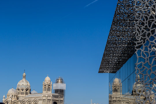 Reflets dans les vitres du mus&eacute;e du MUCEM &agrave; Marseille