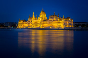 Fototapeta premium Parliament building in Budapest, Hungary in the evening