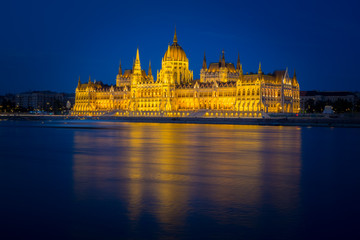 Fototapeta na wymiar Parliament building in Budapest, Hungary in the evening