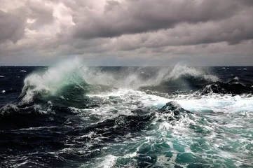 Schilderijen op glas zeegolf in de Atlantische Oceaan tijdens storm © andrej pol