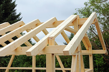 Bau einer Holzgarage mit Dachstuhl