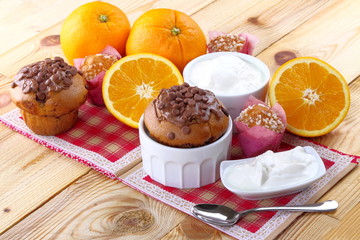 Muffin al cioccolato, yogurt greco e arance