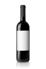 Rotwein Weinflasche mit Etikett isoliert auf weißem Hintergrund