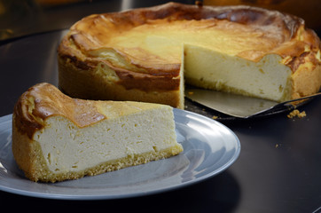 angeschnittener Käsekuchen