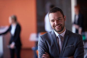 Fototapeta premium portret młodego biznesmena w nowoczesnym biurze