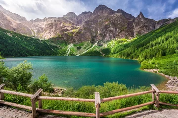Fotobehang Tatra Kristalheldere vijver midden in de bergen