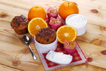 Muffin al cioccolato , yogurt greco e arance