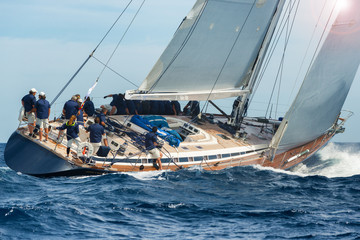 Naklejka premium sail boat sailing in regatta