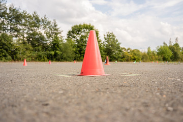 Rote Pylone Verkehrsübungsplatz