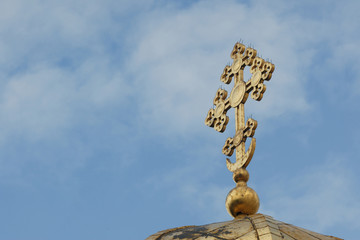 Fototapeta na wymiar Golden cross on the golden dome