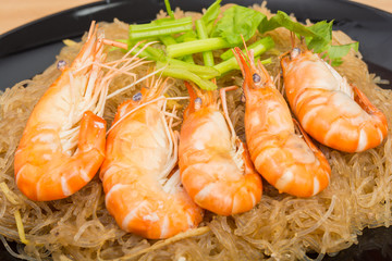 baked vermicelli with shrimp in wood dish
