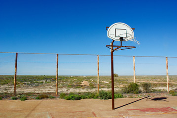 terrain de basket abandonné dans la ville fantôme de Cook en plein bush / désert australien