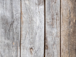 Alte unbearbeitete Holzplanken vertikal angeordnet als Hintergrund