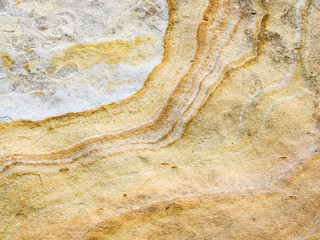 Nahaufnahme des Musters eines Sandsteins in weiß und gelb  als Hintergrund