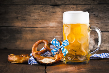 Oktoberfest Bier auf einem rustikalem hintergrund 
