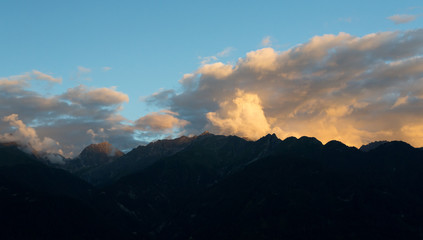 Coucher de soleil sur l'orage en montagne