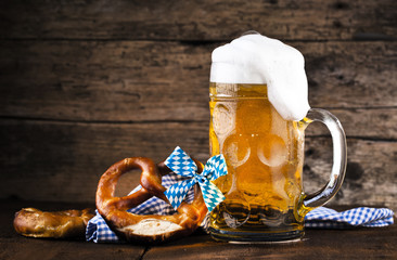 Oktoberfest Bier auf einem rustikalem hintergrund 