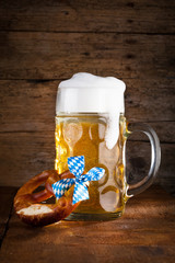Oktoberfest Bier auf einem rustikalem hintergrund 