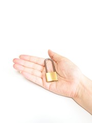 南京錠を持つ女性の手