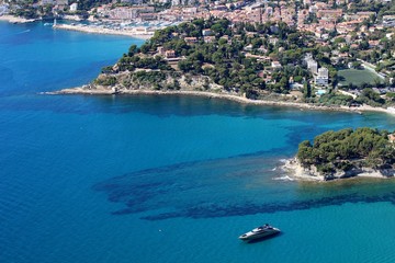 Fototapeta premium Port de Cassis et pointes des Lombard et du Corton 