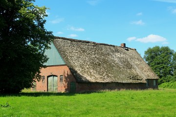Fototapeta na wymiar Alte landwirtschaftliche Scheune in Schleswig - Holstein