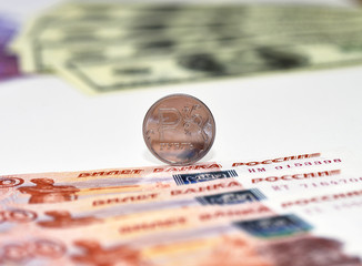 Рубль на фоне из банкнот