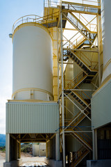 Cars, devices and conveyors for storage and production of gravel.