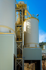 Cars, devices and conveyors for storage and production of gravel.