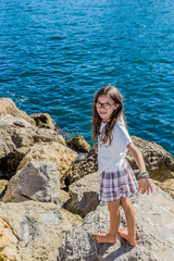 Fillette devant l'entrée du vieux port de Marseille