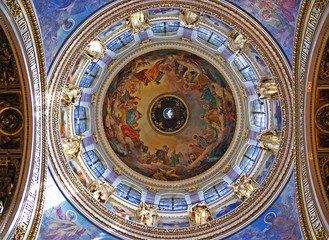 Fototapeta premium Inside view of dome Isaac Cathedral