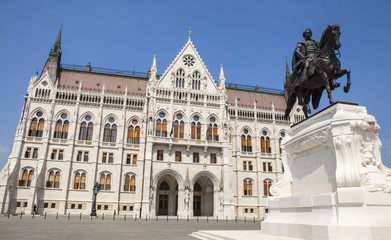 Fototapeta na wymiar Count Gyula Andrassy Statue and the Hungarian Parliament