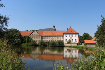 Fototapeta na wymiar Kloster Lamspringe mit Abteigebäude im Vordergrund