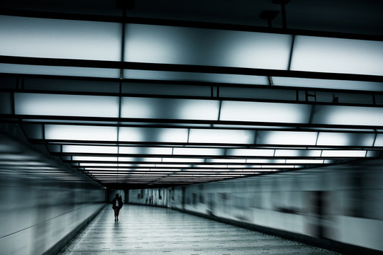 tunnel métro transport commun accès marcher seul