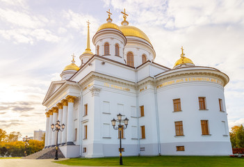 Fototapeta na wymiar Christian church in the autumn Russia Ekaterinburg