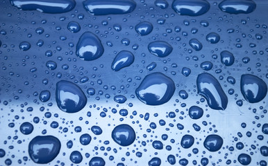 Wassertropfen, Morgentau auf blauem Untergrund, Hintergrund, Nahaufnahme