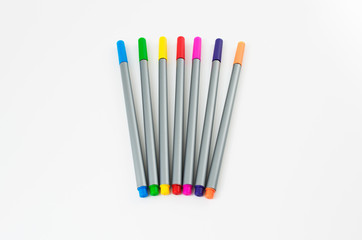 Rotuladores de colores sobre fondo blanco