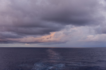 Закат в море