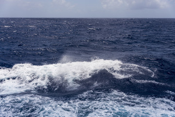 Волны в море