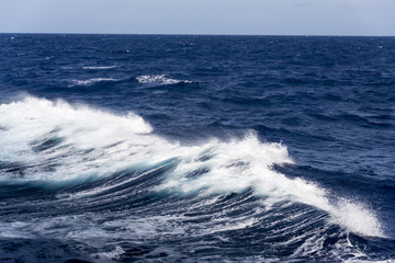 Волны в море