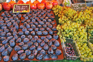 Fichi, uva e Frutta al mercato di Penestin, Bretagna