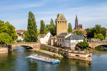 Strassburg, Gedeckte Brücken mit Blick auf das Straßburger Münster  - obrazy, fototapety, plakaty
