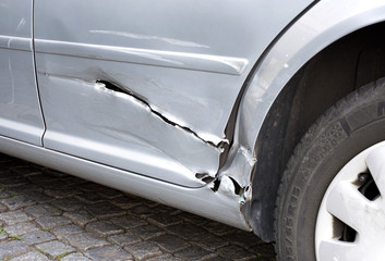 Auto mit Blechschaden - Unfall Karosserie aufgeschlitzt Schaden – Car Body Damage