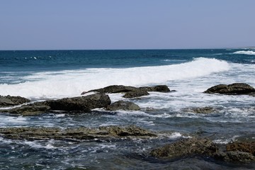 庄内浜の荒波（初夏）／山形県庄内浜の荒波風景を撮影した写真です。庄内浜は非常にきれいな白砂が広がる海岸と、奇岩怪石の磯が続く大変素晴らしい景観のリゾート地です。強風で晴天の日に海岸で荒波を撮影した写真です。