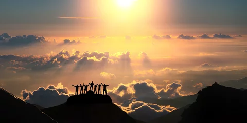 Deurstickers Samen op de top van de wereld. Een groep mensen staat op een heuvel boven het prachtige wolkenlandschap. © Jankovoy